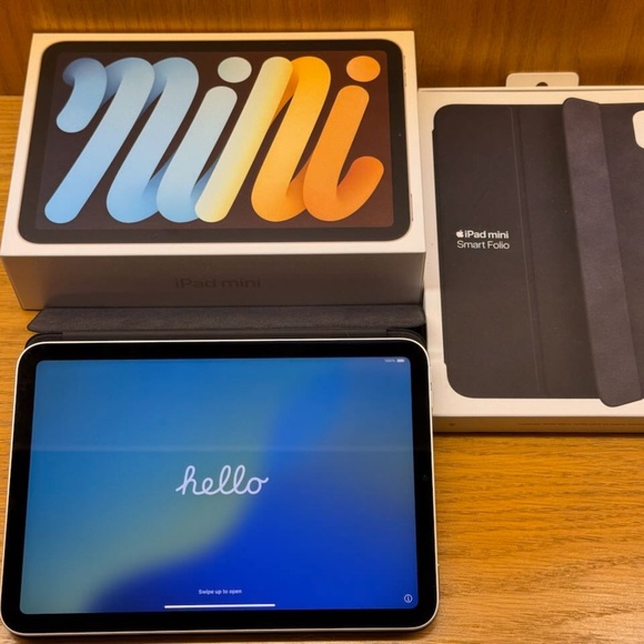 iPad mini (6th-generation - Starlight - 64GB - Wi-Fi), PLUS Apple Smart Folio - Picture 1 of 9